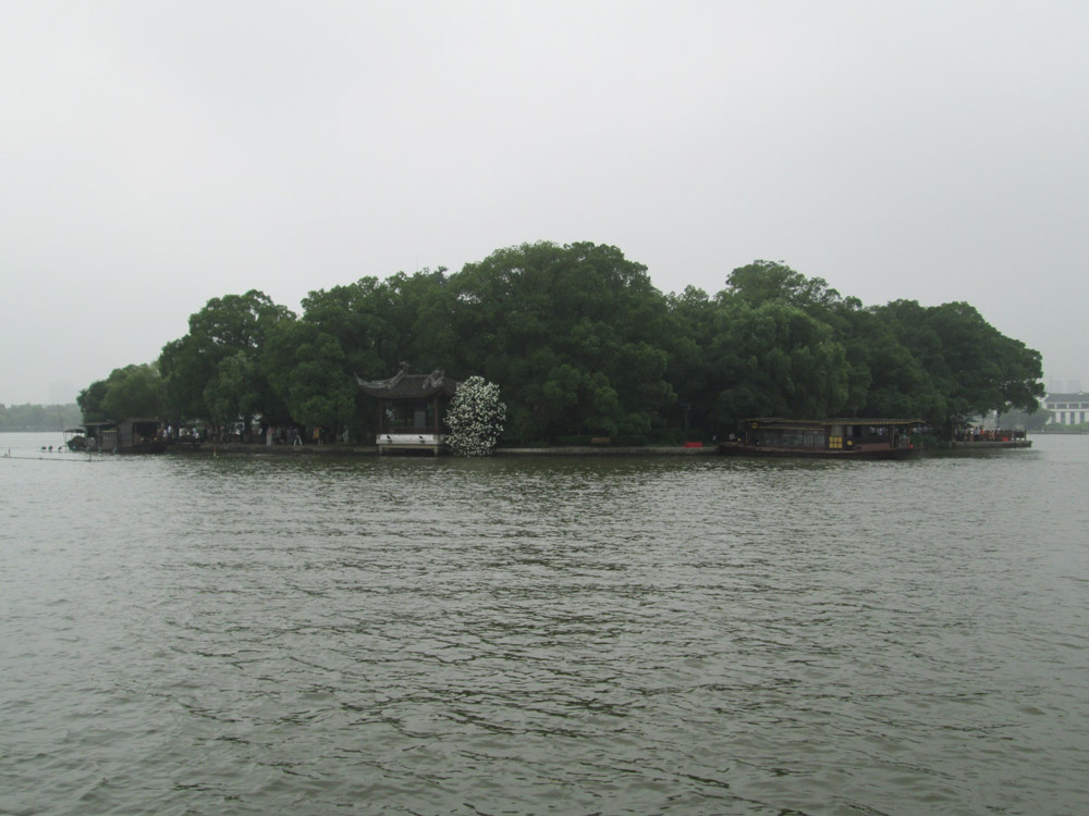 湖心岛位于南湖中心,全岛面积17亩.